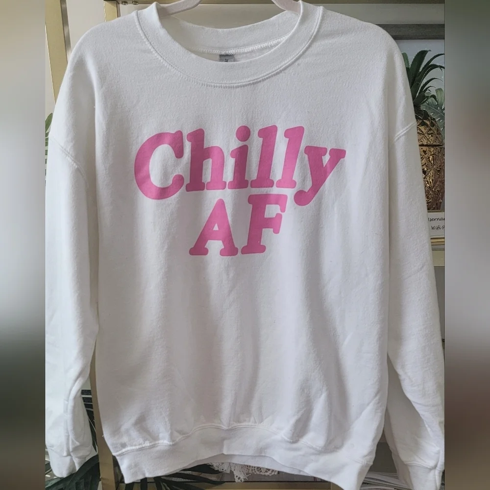 ❄️ Pink Lily Boutique White 'Chilly AF' Sweatshirt in Women's Size Large ❄️ - Picture 3 of 5